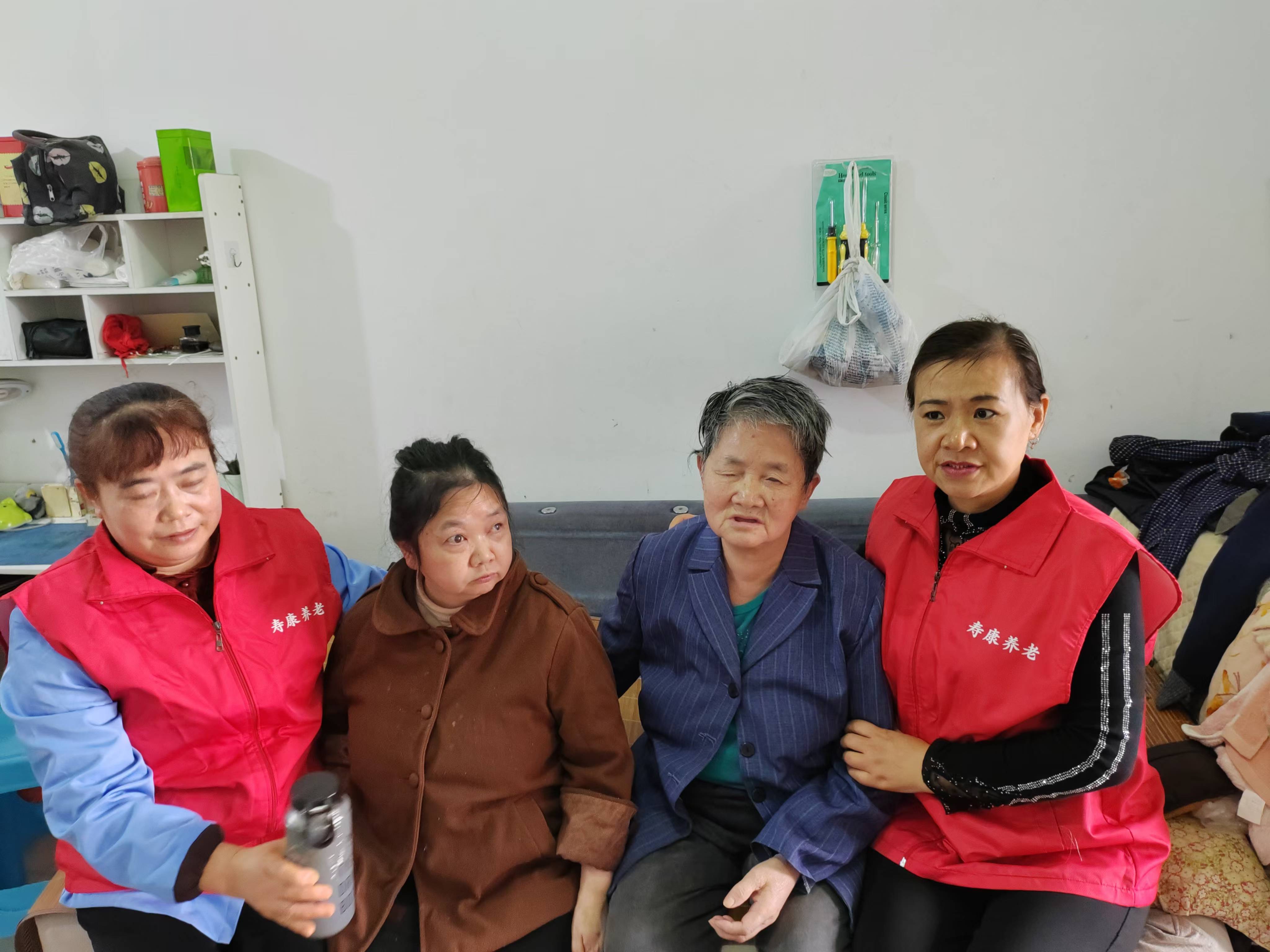 关爱失明老人，传递温暖力量